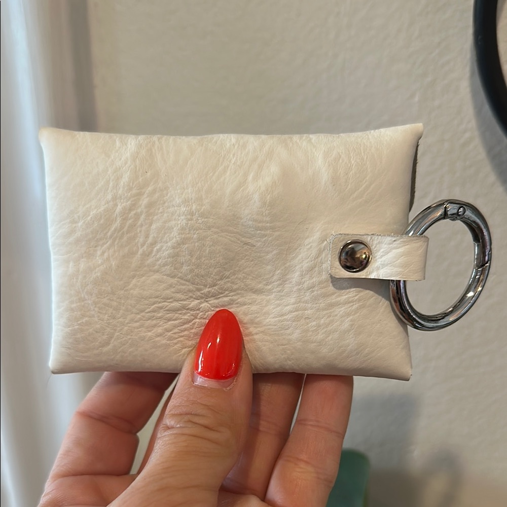Elegant White Leather Key & Card Holder - Picture 3 of 4